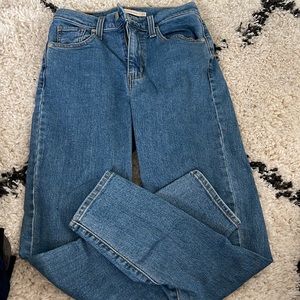 Levi’s high waist taper Jean